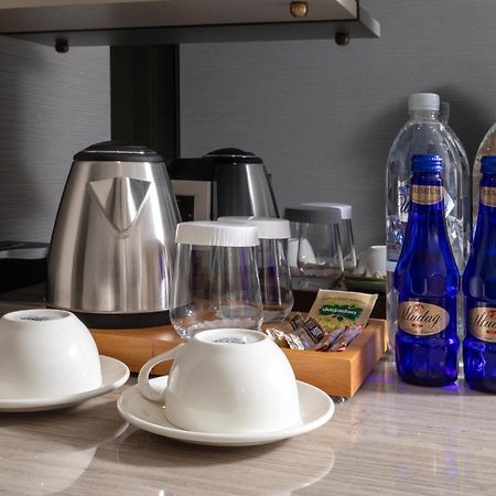 Bentley Hotel Old City-Special Class Provincia di Provincia di Istanbul Esterno foto Bottled water in a hotel room