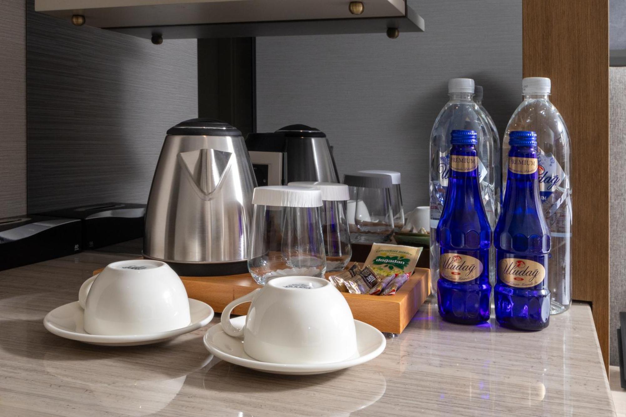 Bentley Hotel Old City-Special Class Provincia di Provincia di Istanbul Esterno foto Bottled water in a hotel room