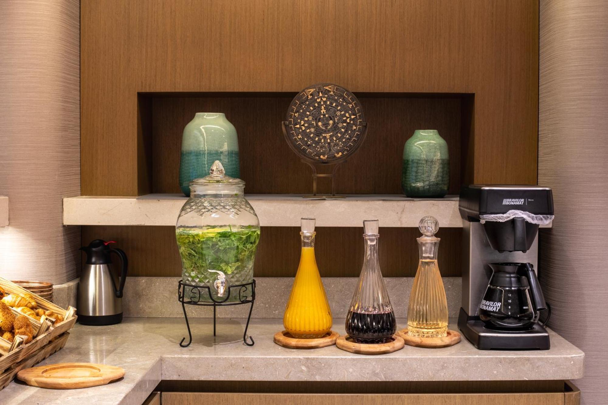 Bentley Hotel Old City-Special Class Provincia di Provincia di Istanbul Esterno foto A selection of teas and coffee on board a Boeing 787