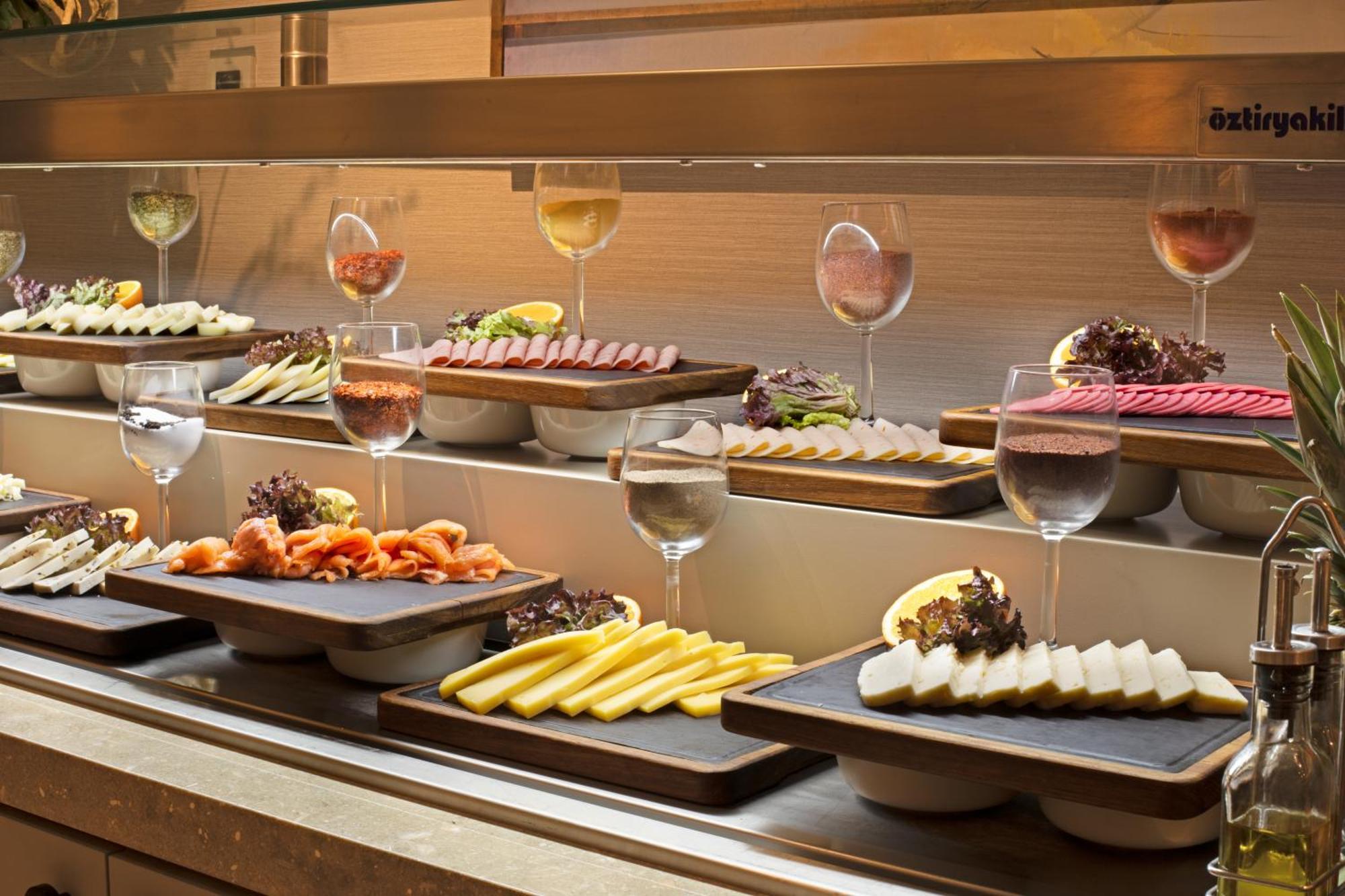 Bentley Hotel Old City-Special Class Provincia di Provincia di Istanbul Esterno foto A buffet at a hotel
