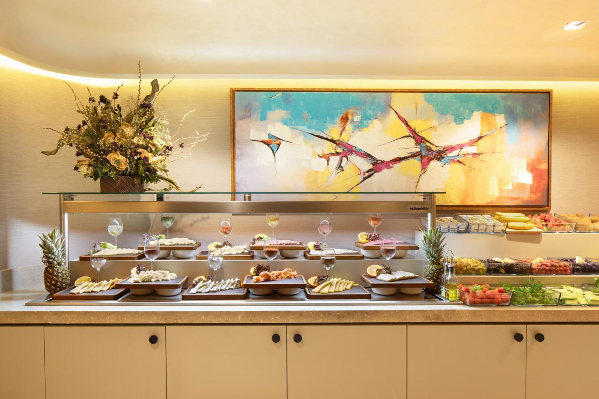 Bentley Hotel Old City-Special Class Provincia di Provincia di Istanbul Esterno foto A buffet at a hotel