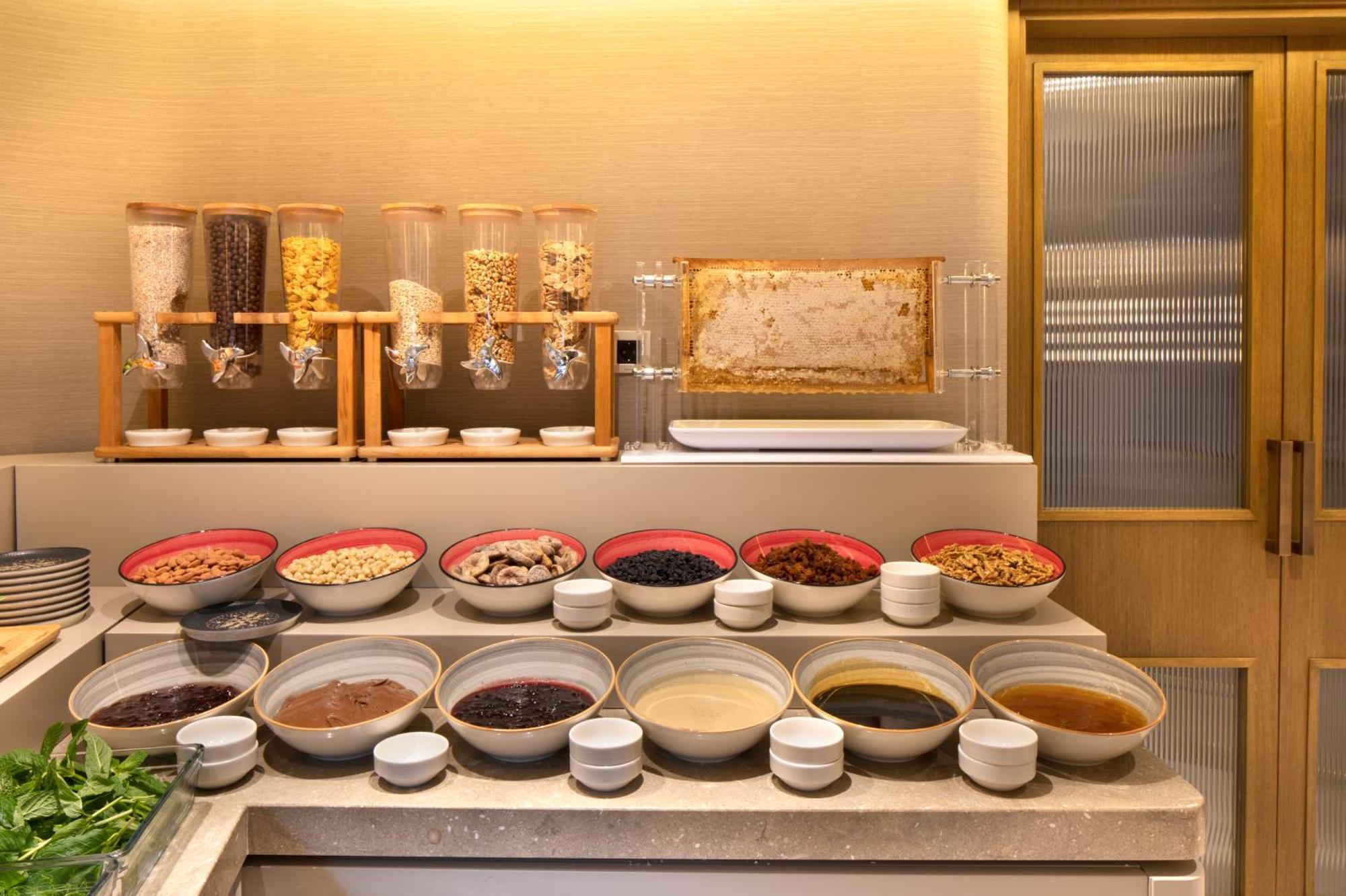 Bentley Hotel Old City-Special Class Provincia di Provincia di Istanbul Esterno foto A selection of breakfast cereals